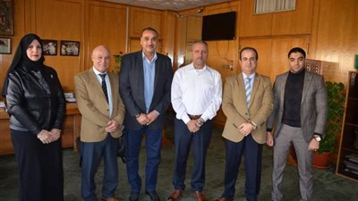 محافظ الإسماعيلية يناقش إنشاء مشروع استثماري لإنتاج ملح الفاكيوم