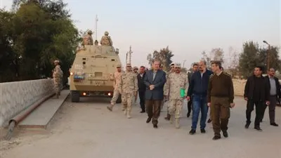 خلال الاحتفال برأس السنة.. محافظ الفيوم يتفقد التمركزات الأمنية بديري العزب وماري جرجس