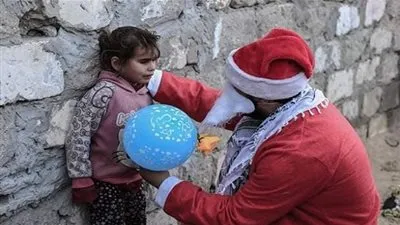 بابا نويل يتحدى رصاص الصهاينة.. ويكشف حجم أوجاع أطفال غزة