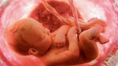 أمور لا تخطر ببالك يفعلها جنينك داخل الرحم