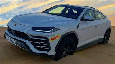 شاهد.. لامبورجيني أوروس تمارس الدريفت في صحراء الإمارات