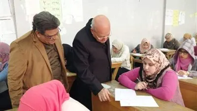 رئيس جامعة الزقازيق يوجه بتعدد نماذج الامتحانات والانتهاء من عمل بنوك للأسئلة 