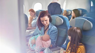 تجنبي بكاء طفلك في الطائرة بهذه الحيل 