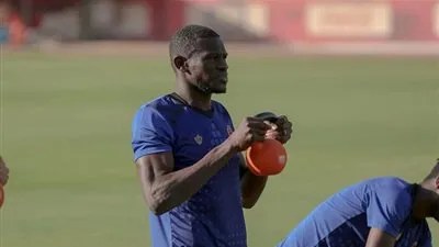 استبعاد جناح الأهلي من مباراة بيراميدز بسبب كوليبالي
