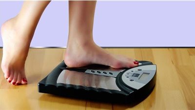 خبيرة تغذية تطالب النساء بالتخلص من الميزان المنزلي لهذا السبب