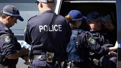 عاجل.. أسترالى يصدم سيارة شرطة ويطعن أحد المارة فى سيدنى