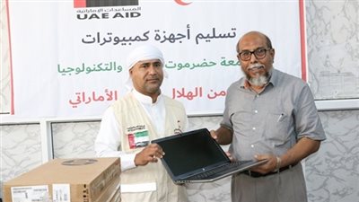 جامعة حضرموت تتسلم أجهزة كمبيوتر مقدمة من الهلال الأحمر الإمارات