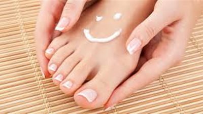 طريقة عمل مرطب طبيعي للقدمين.. اصنعيه بنفسك في المنزل (فيديو)