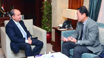 وزير التجارة والصناعة يبحث مع ممثلي شركة LG خطط الشركة المستقبلية في السوق المصرى