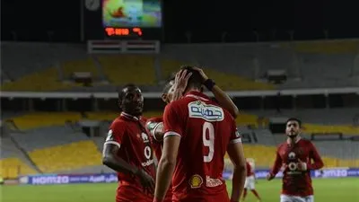 ضربة قاضية.. نجم الأهلي يقرر الرحيل عن الفريق