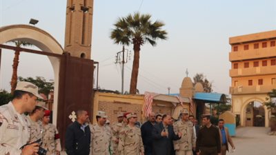 قبل ساعات من الاحتفال بعيد الميلاد المجيد.. محافظ الفيوم يتفقد التمركزات الأمنية بديري العزب وماري جرجس (صور)