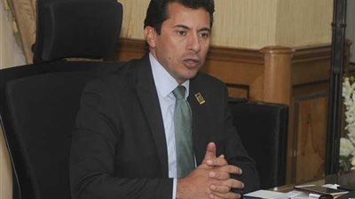 وزير الرياضة على وقف خدمات 