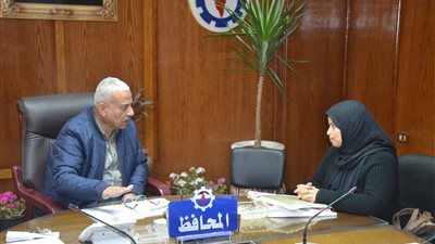 صقر يلتقي 22 مواطناً في اللقاء الجماهيري الـ 15 لمحافظ السويس (صور)