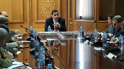 رئيس السكة الحديد يتابع معدلات تنفيذ مشروعات التطوير مع مديرى المناطق