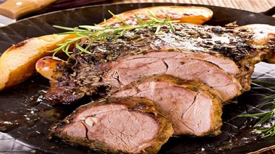 طريقة عمل روستو فخدة الخروف مع البطاطس والروزماري