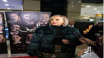 إطلالة جذابة لـ شيرين رضا بتنورة قصيرة في العرض الخاص لفيلم 