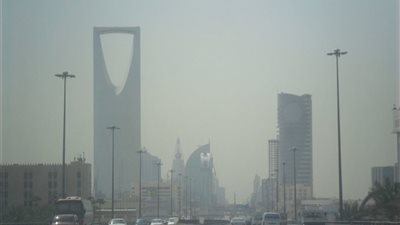 رياح متربة وسحب ممطرة على 3 مناطق خلال الساعات القادمة