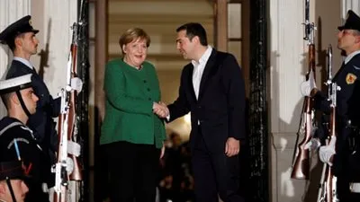 ميركل تعلن التزامها بتقديم الدعم لليونان 