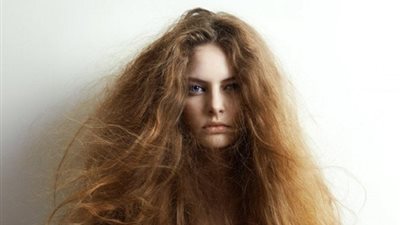 وصفة سحرية لعلاج الشعر الجاف في وقت قياسي.. جربيها (فيديو)