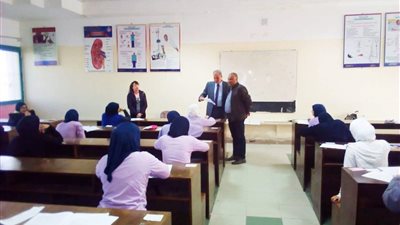 وكيل صحة البحر الأحمر يطمئن على صحة الطالبة ندى في اليوم التالي من إمتحانات التمريض بعد إجراء عملية جراحية