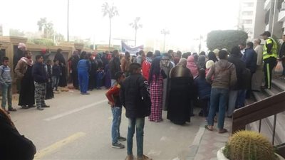 تجمهر أهالي القنطرة أمام ديوان الإسماعيلية احتجاجا على قرارات إزالة منازلهم 