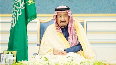 خادم الحرمين يستقبل مفتي المملكة ورئيس الشورى وجمعًا من المواطنين