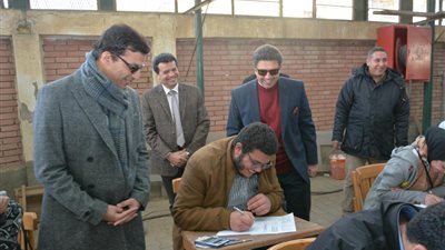 رئيس جامعة دمياط يتابع الامتحانات المسائية (صور)