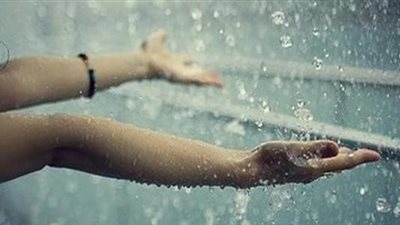 بعد تحذيرات الأرصاد من طقس الغد.. أفضل دعاء عند نزول المطر 