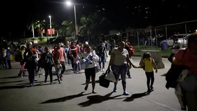 المئات من المهاجرين الهندوراسيين يتوجهون فى قافلة مهاجرين جديدة إلى أمريكا