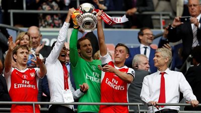 نجم آرسنال يعلن اعتزاله كرة القدم