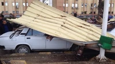 تهشم سيارتين سقطت عليهما 