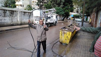 نوة الفيضة الكبرى تسقط كابل كهرباء أمام إحدى المدارس بالإسكندرية  