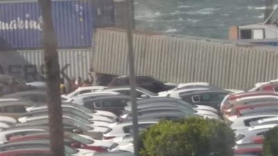 بسب الطقس السيء.. تحطم سيارات إثر سقوط 