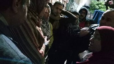 بسبب الطقس.. انهيار جزئي بعقار واحتجاز سكان بداخله في الإسكندرية (صور)