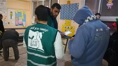 إجلاء 16 أسرة من عقار آيل للسقوط وإيوائهم داخل مدرسة بسبب الطقس في الإسكندرية 