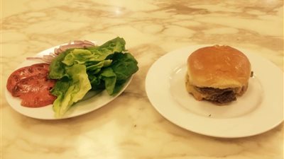 تناولي البرجر أثناء الرجيم بشروط معينة 