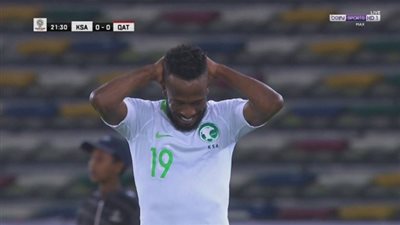 العارضة تمنع فهد المولد من تسجيل الهدف الأول للسعودية في مرمى قطر (فيديو)