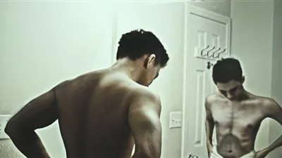 أطباء نفسيين: الرجال أيضًا معرضون للإصابة باضطراب تشوه صورة الجسم