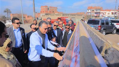 وزير النقل يتابع معدلات تنفيذ 5 كباري بتكلفة 700 مليون جنيه بطريق 