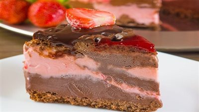 طريقة تحضير قالب الكيك بالآيس كريم والفراولة