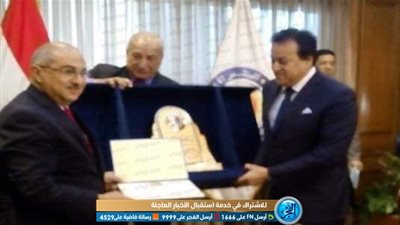 رئيس جامعة أسيوط يتسلم درع رئاسة الجمهورية