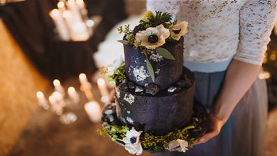 كعكة زفاف باللون الأسود للعروس الجريئة في يوم الزفاف (صور)