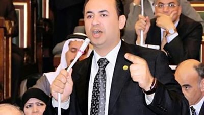 برلماني يطالب بحظر دون الـ 16 عامًا من استخدام الفيسبوك 