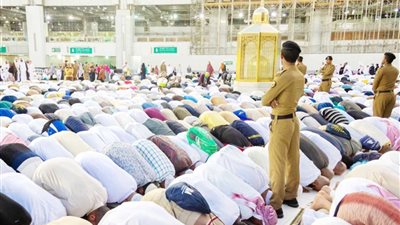 المصلون يؤدون صلاة الخسوف في المسجد الحرام