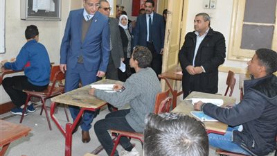 محافظ سوهاج ومدير الأمن يتفقدان سير الامتحانات بعدد من المدارس  