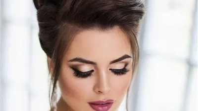 لصاحبات الشعر الداكن.. الطريقة المثلى لتطبيق لمكياج