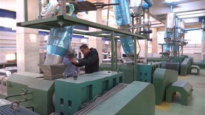 موقع استرالي: مصنع مصري يحول البلاستيك لألياف صناعية كبديل للقطن