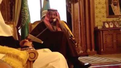 الملك سلمان يطمئن في اتصال على صحة رئيس وزراء البحرين