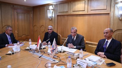 محافظ قنا: حملات مكثفة لإحكام الرقابة على الأسواق والمخابز بالمدن