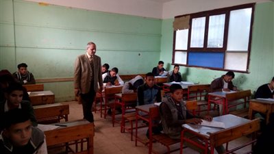 تعليم الفيوم: إحالة ملاحظ بلجنة مدرسة أبشواي الإعدادية بنين للتحقيق لتقاعسه عن العمل (صور)